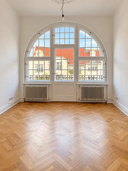 Altbaucharme trifft Moderne: großzügiges Wohnen mit zwei Balkonen & zwei Bädern — photo 1